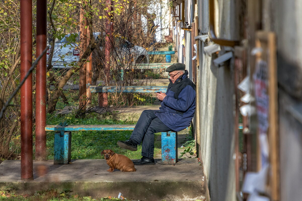 У подъезда. - Анатолий. Chesnavik.