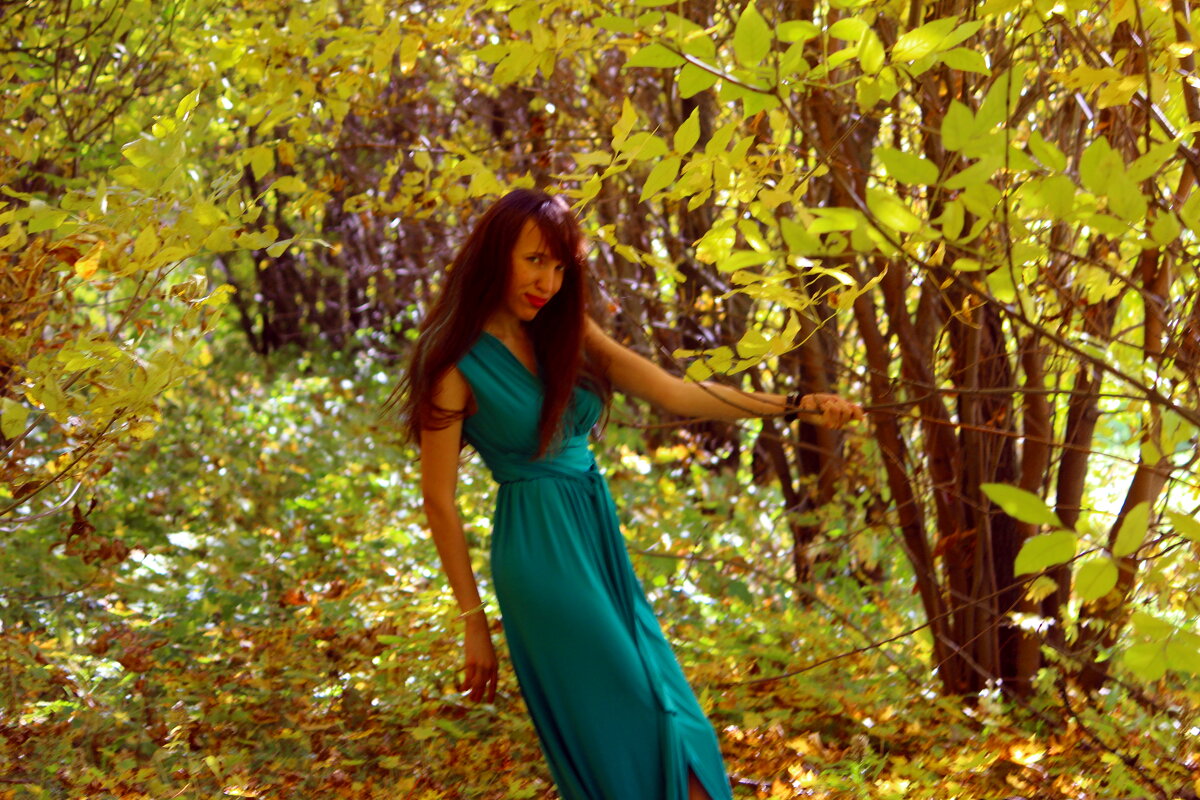 Девушка осенью среди деревьев - Pavlov Filipp 