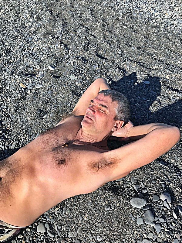 "Лежу на  пляжу  я  и млею, и жизни своей не  жалею....!" - Виталий Селиванов 