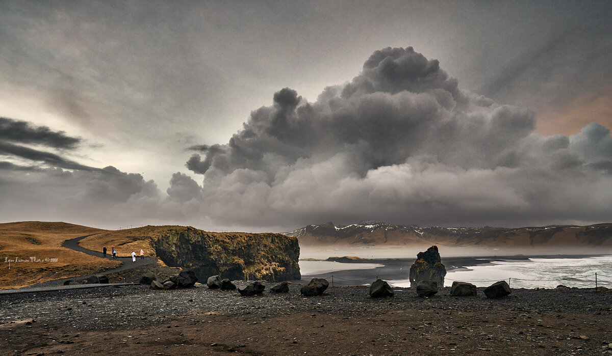 Исландия. Вид с мыса Didholaey на чёрный пляж Reynisfjara - Игорь Иванов