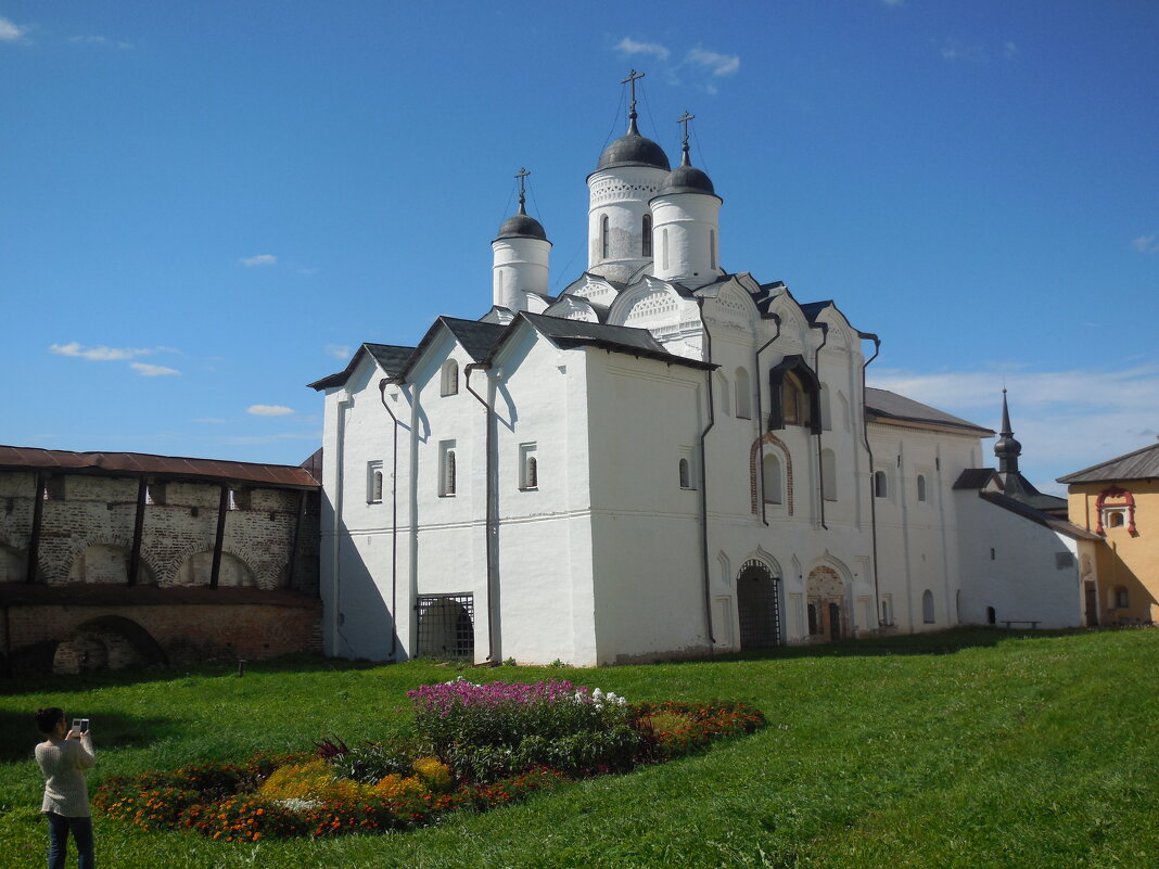 Церковь Преображения Господня с водяными вратами в Кирилло- Белозерском монастыре - Надежда 