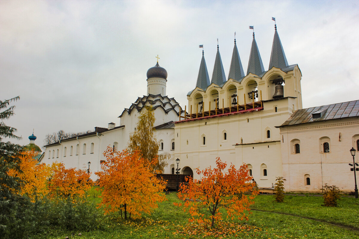 Осенний монастырь - Сергей Кочнев