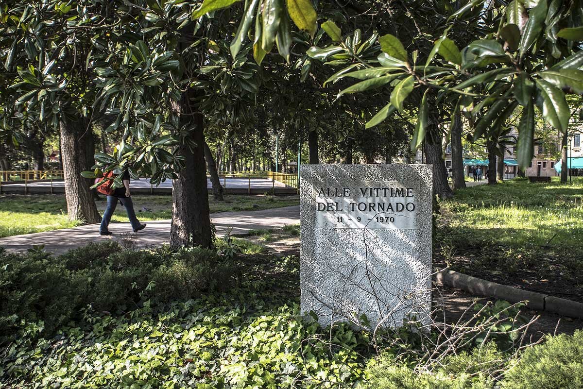 Venezia. Giardini. Alle vittime del tornado 11.9.1970. - Игорь Олегович Кравченко