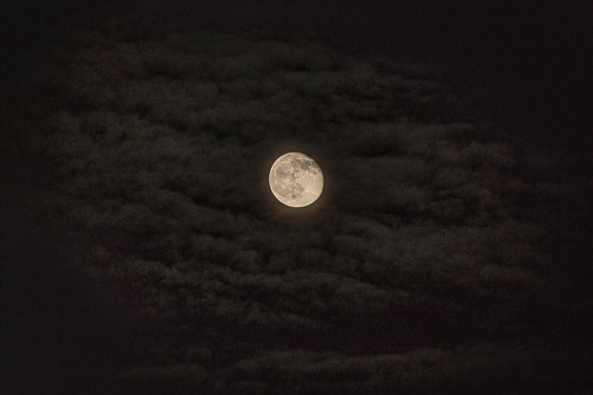 Луна в облаках - Andrew 