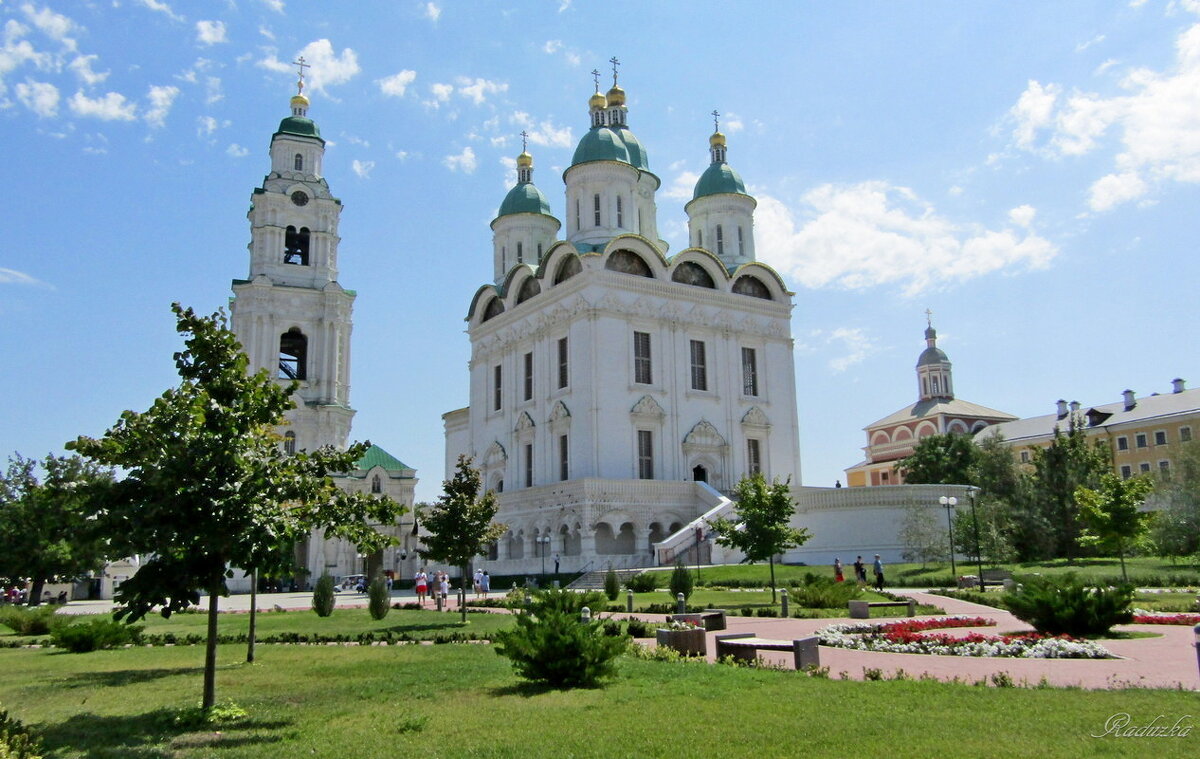 Слева-колокольня, справа Успенский собор - Raduzka (Надежда Веркина)