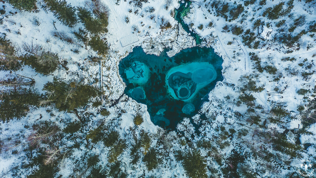гейзерное озеро Алтай зимой сверху - Юрий Лобачев