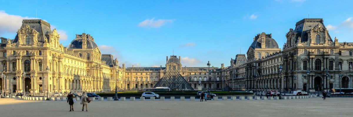 Общий вид здания Лувра (Louvre) - Георгий А