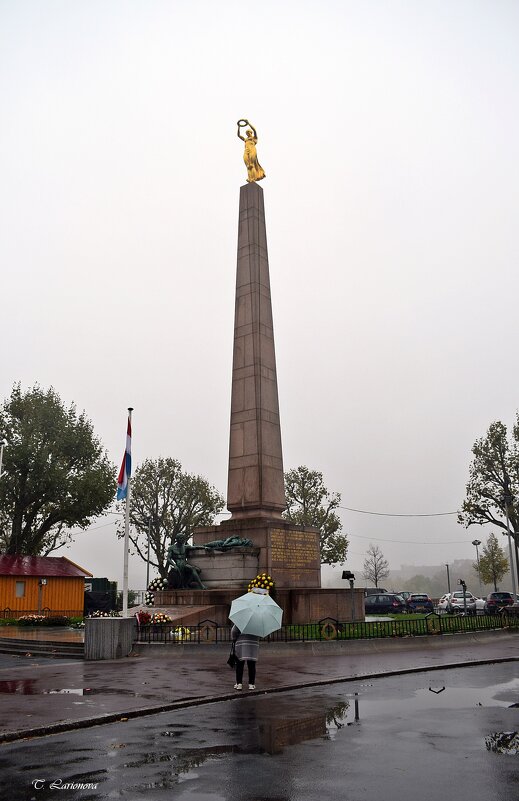 Люксембург в туманном мареве дождя... Монумент "Золотая дама" - Татьяна Ларионова