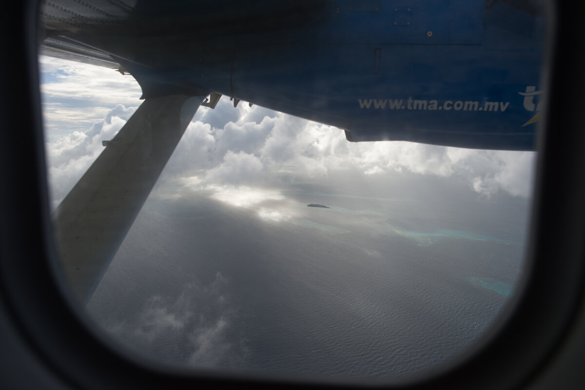 под крылом самолета о чем-то поют...чудесные воды Мальдив.. - Александр Беляков