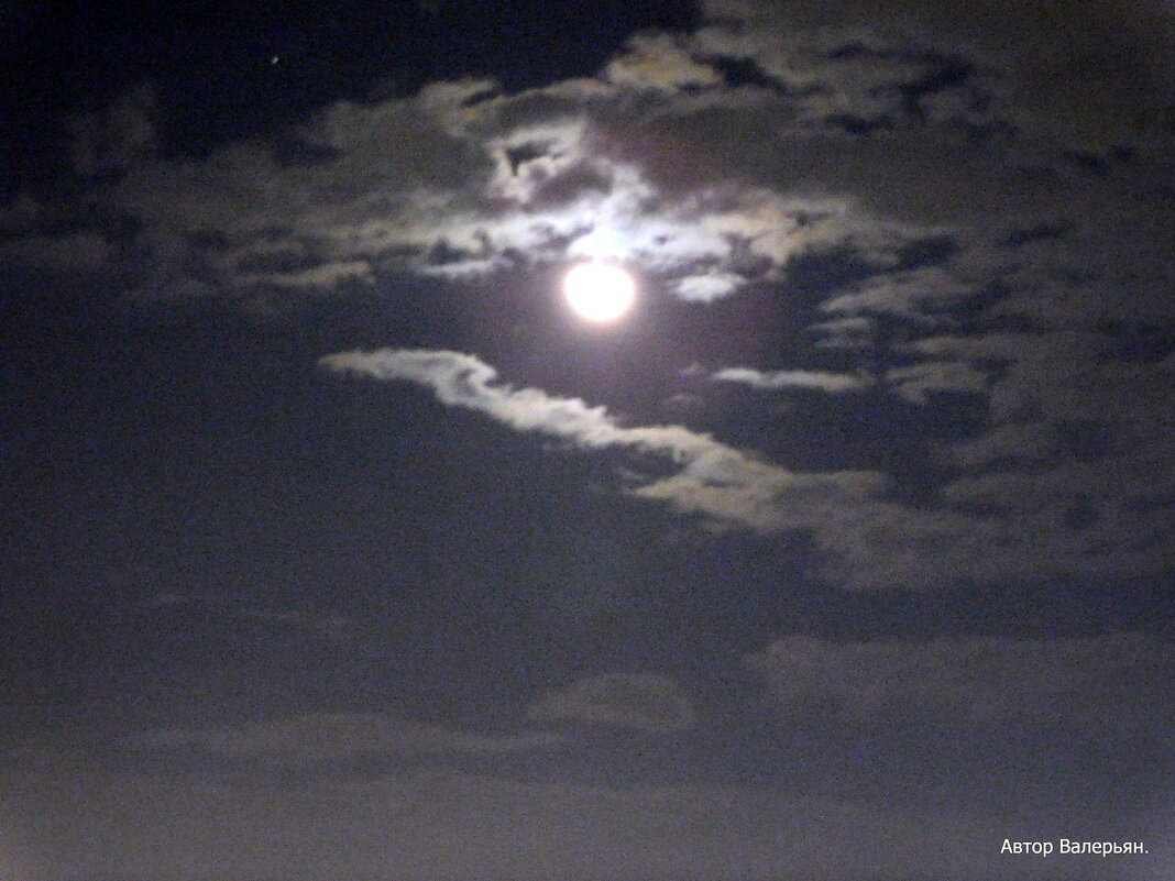 Луна в просвете облаков. - Валерьян Запорожченко