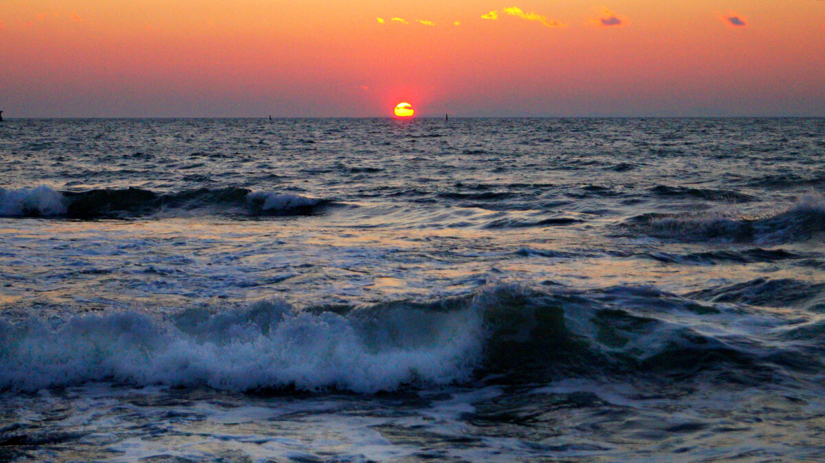 Припасть к морской воде и день прошедший смыть   Внимать покой прохладного заката - Светлана 
