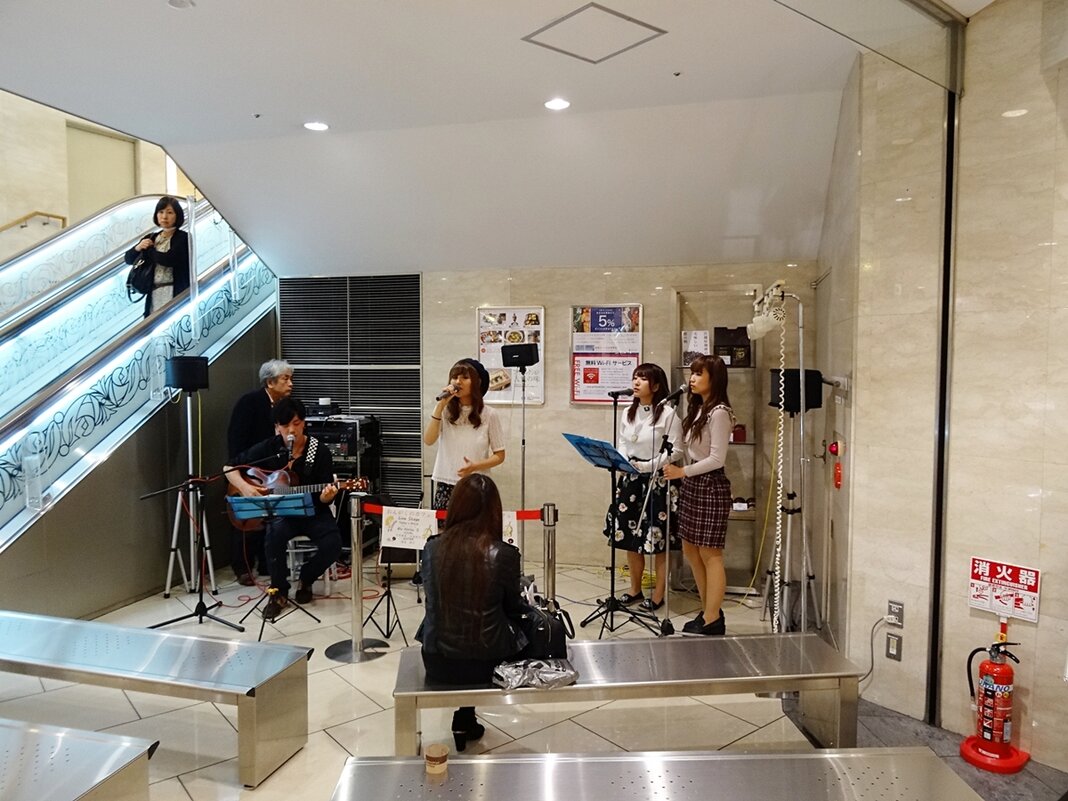 Выступление молодых исполнителей в ТЦ Токио Япония - wea *