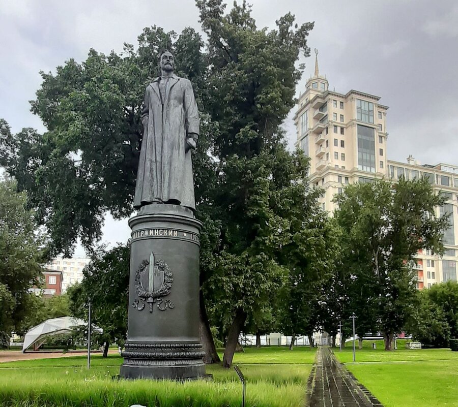 Памятник Дзержинскому в парке Музеон в Москве. - владимир 