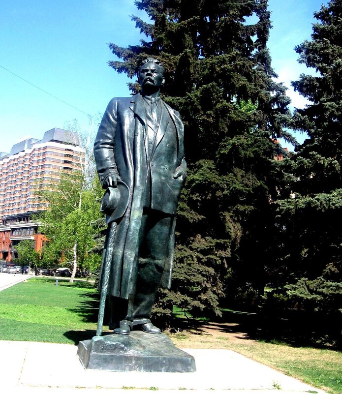 Памятник Горькому в парке Музеон. - владимир 