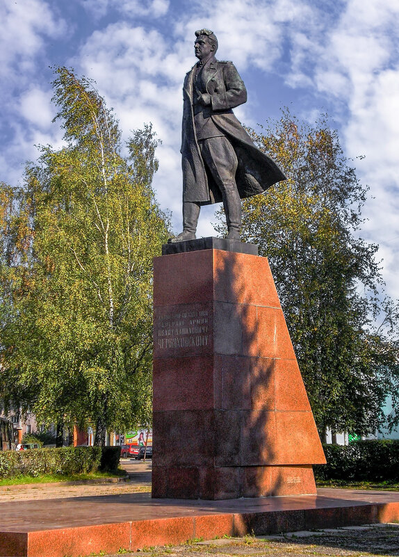 Памятник Ивану Даниловичу Черняховскому - Сергей Карачин