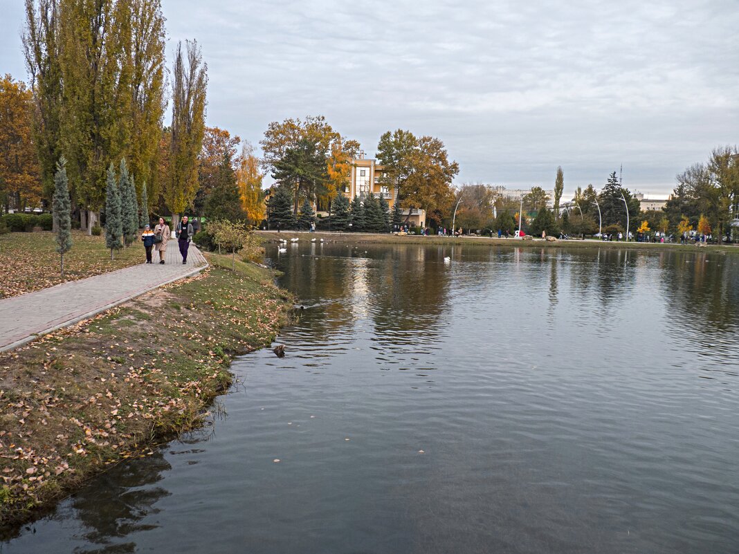 На прогулке в Гагаринском парке - Валентин Семчишин
