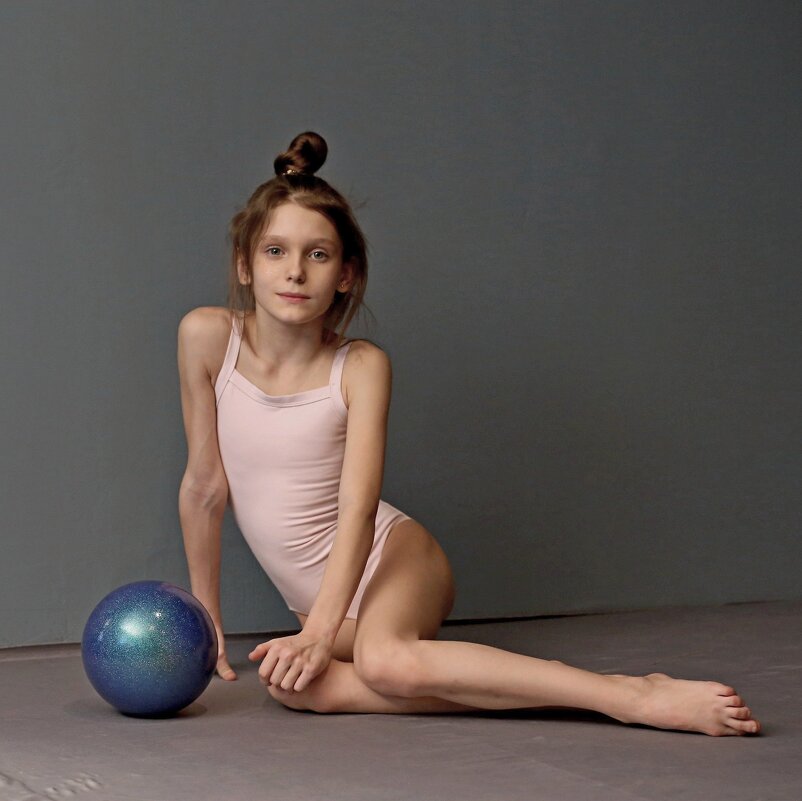 девочка и мяч - Roman Kashin
