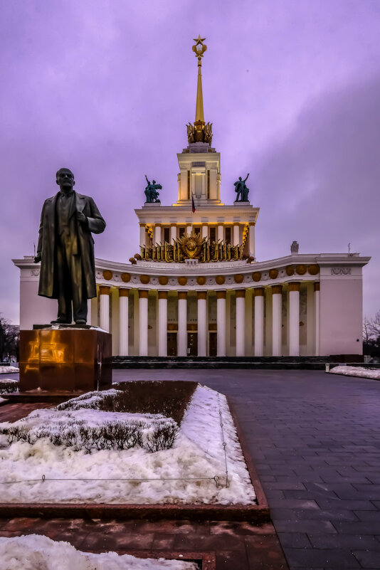 Первый павильон после входа на ВДНХ - Георгий А