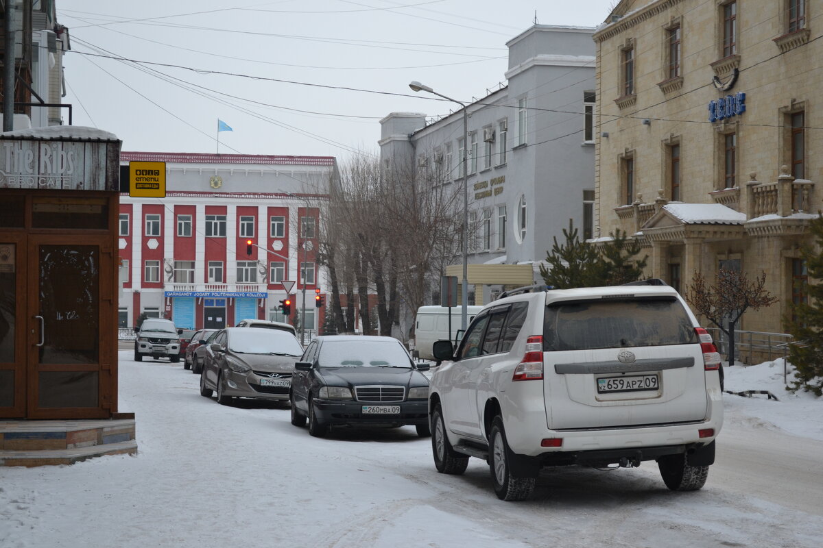 Дома из прошлого века и современные автомобили... - Георгиевич 