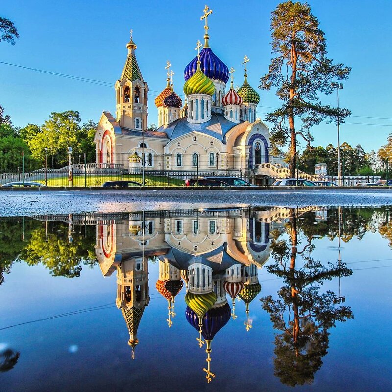 Храм с фарфоровыми куполами в Переделкино в Москве. - владимир 