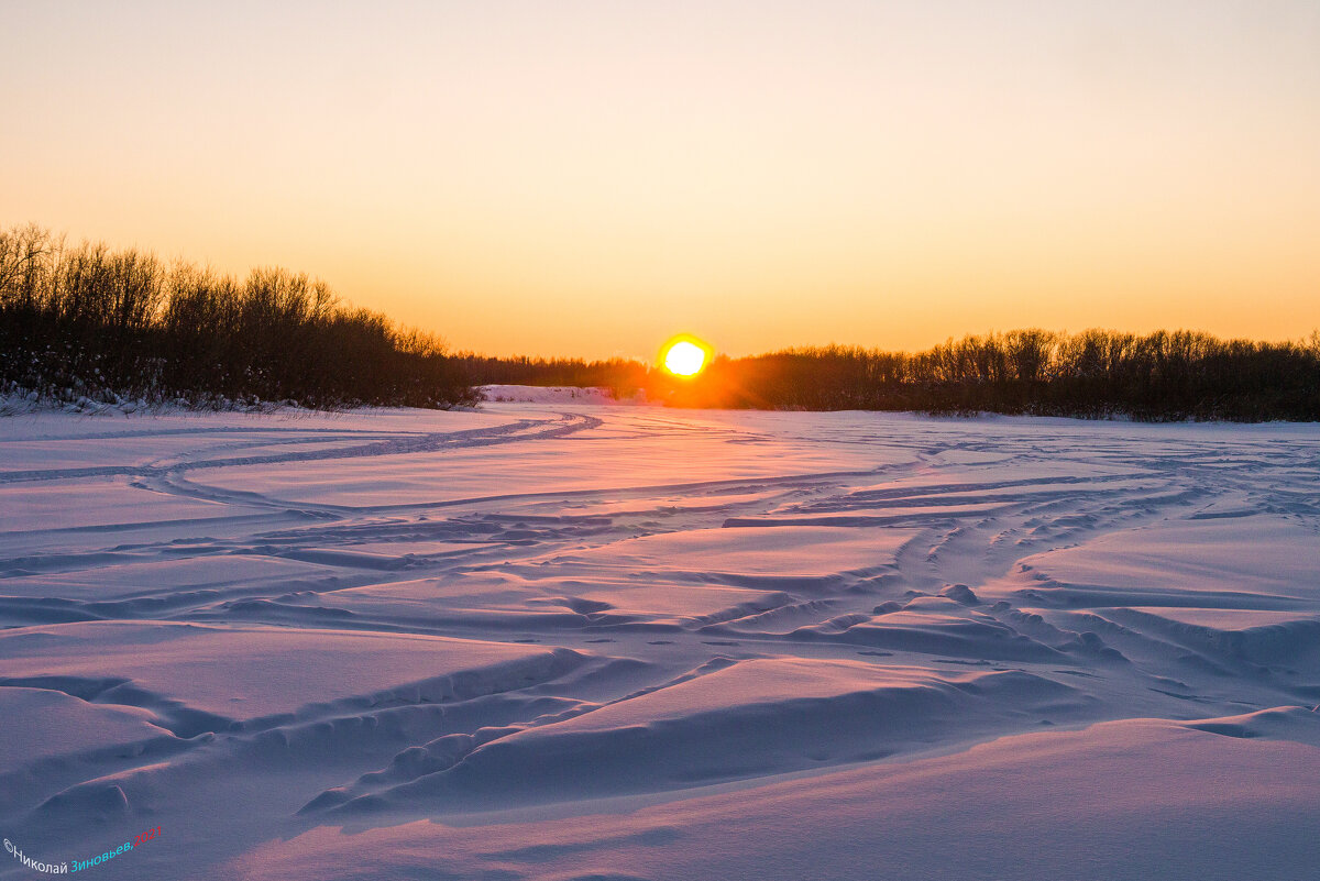 Морозный закат над рекой Ухта, -35 °C. Русло реки превратилось в трассу для снегоходов) - Николай Зиновьев
