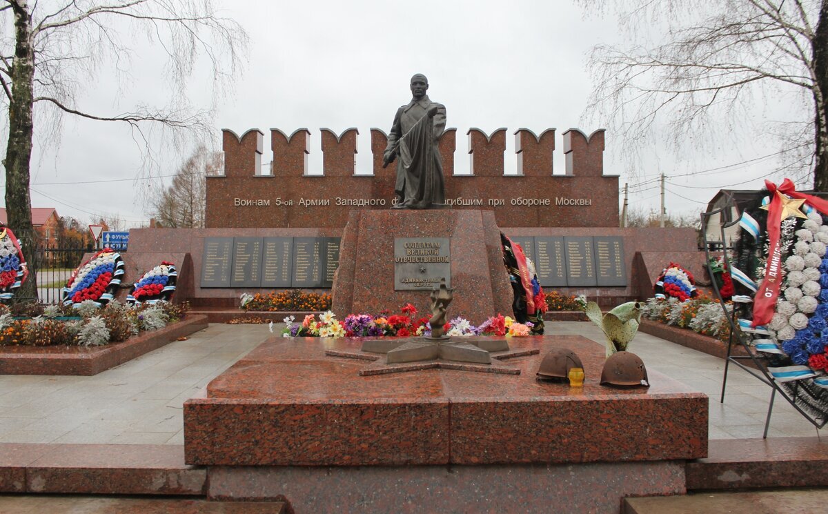 Монумент в память о солдатах, погибших при обороне Москвы - Валерий 