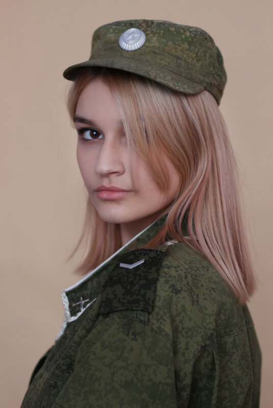 Портрет девушки в военной форме - Наталья Преснякова