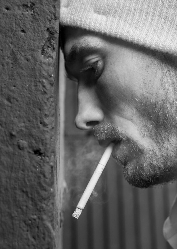 Мужчина с сигаретой - Яна Пикулик