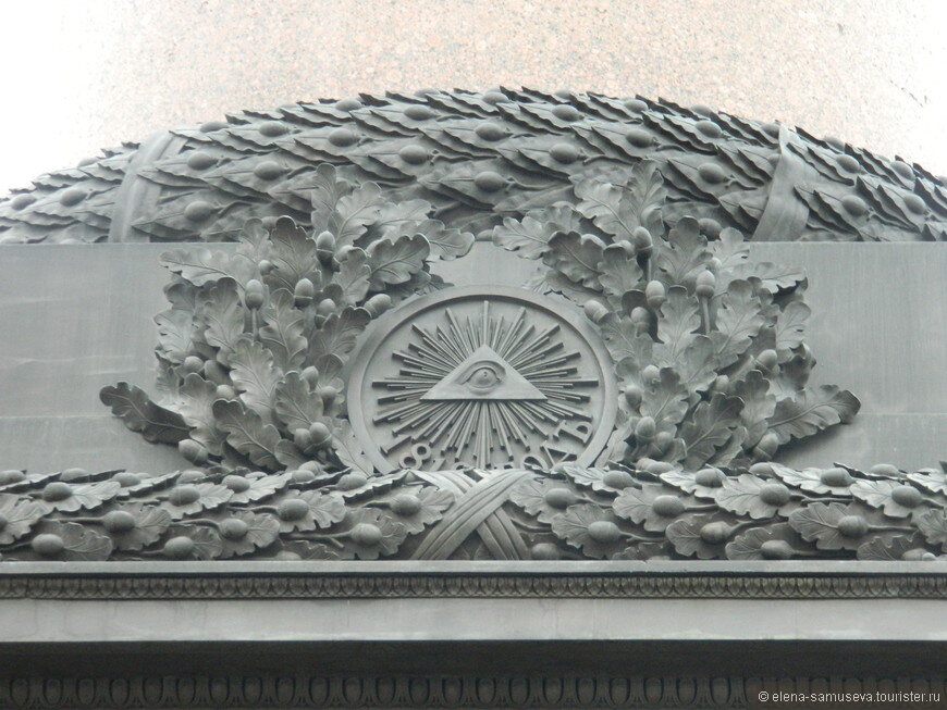 Масонский символ Всевидящего Ока на пьедестале Александрийской колонне на Дворцовой площади в Питере - владимир 
