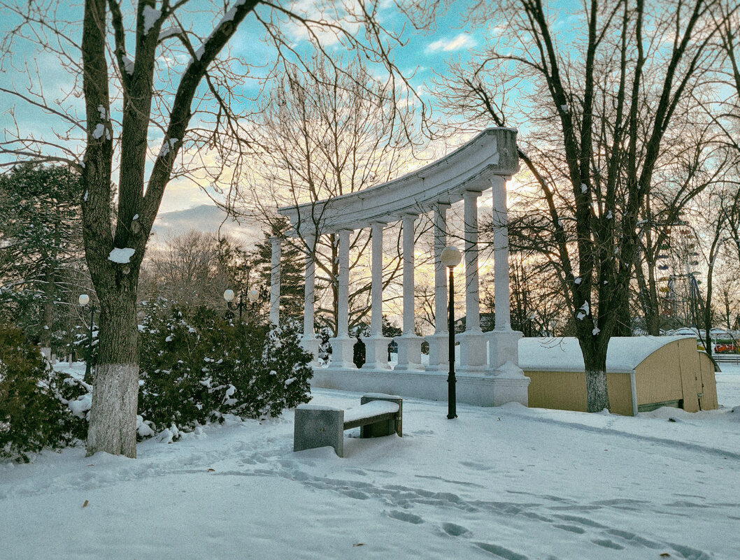 Колоннада в парке - Валерий Ткаченко