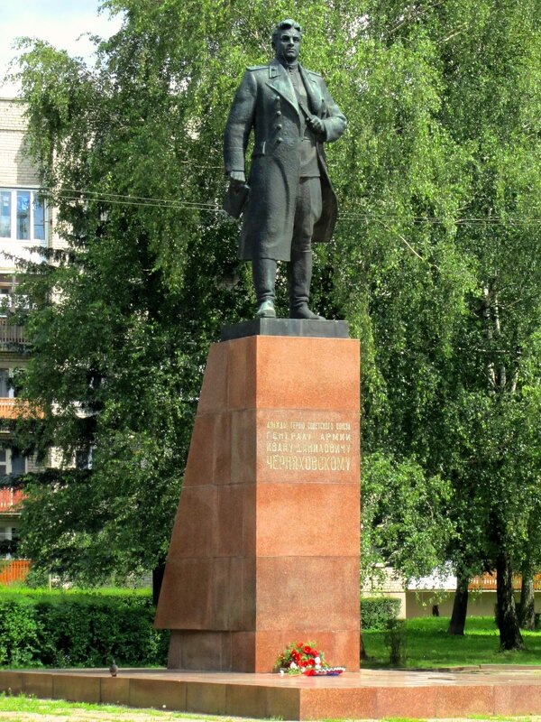 Памятник Ивану Даниловичу Черняховскому - Сергей Карачин