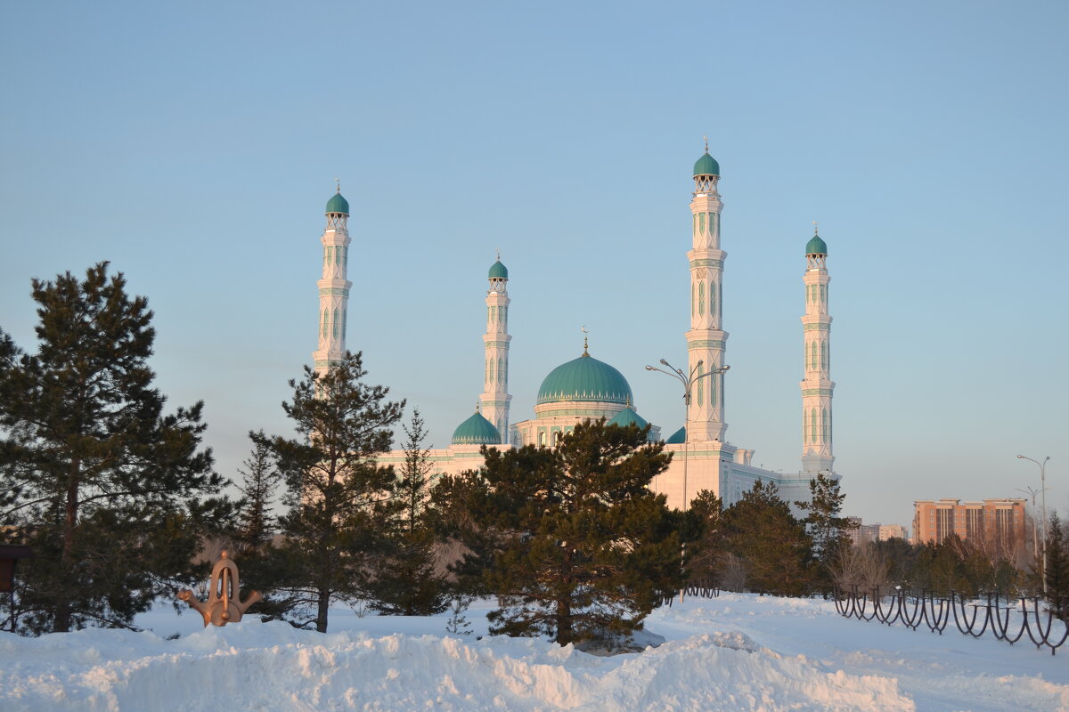 Мартовский снег...Святая мечеть Караганды. - Андрей Хлопонин