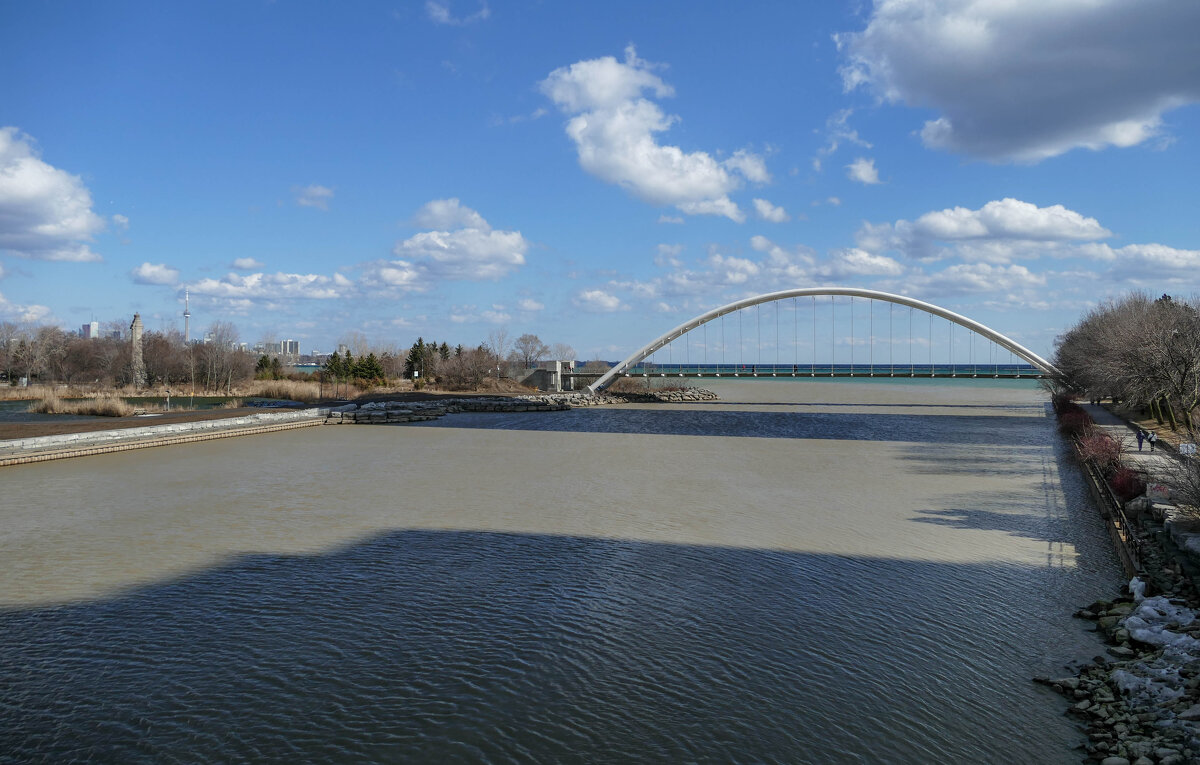 Мост через р. Хамбер, за ним оз. Онтарио и парочка идущая по набережной. Март 2021 г. - Юрий Поляков