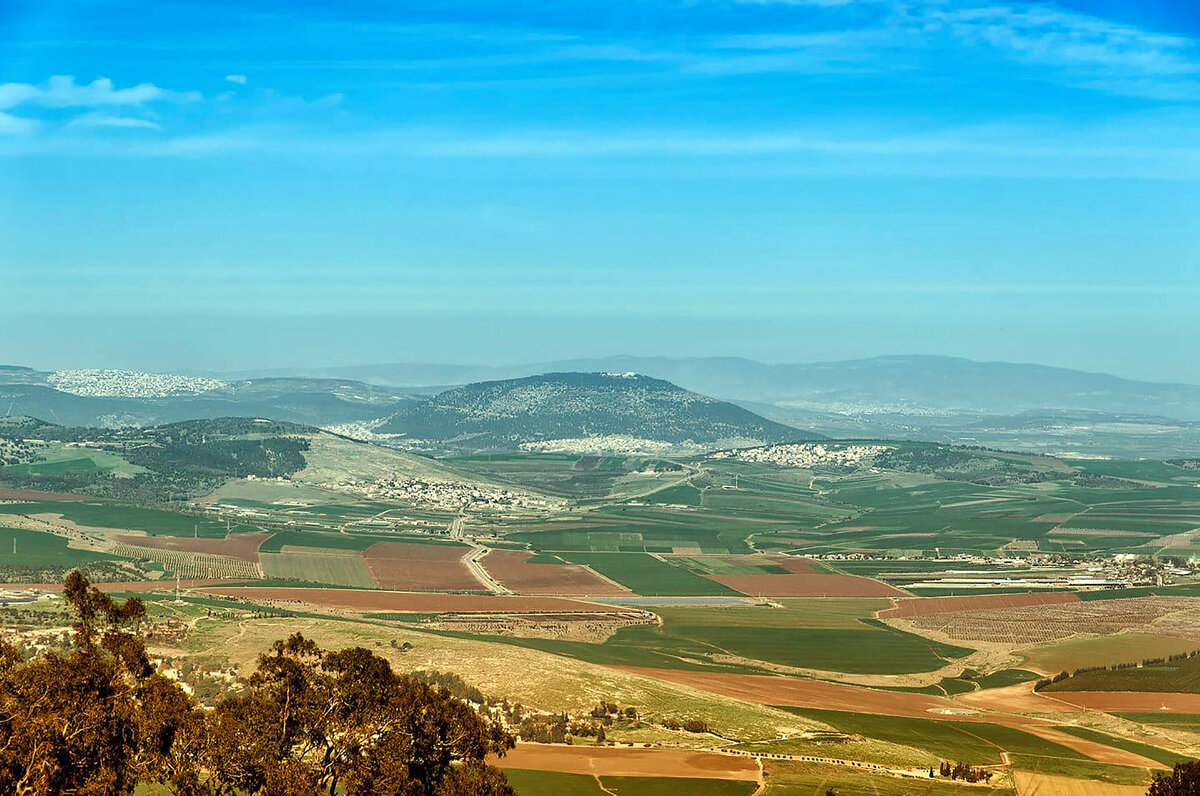 Вид на гору Тавор (Фафор) и Израэльскую долину с горы Гильбоа - Гала 