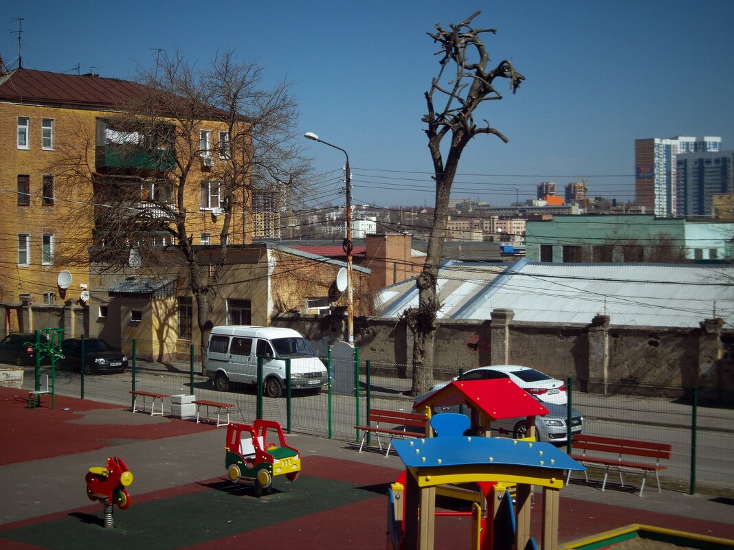 Детская площадка на городской окраине. - Анфиса 