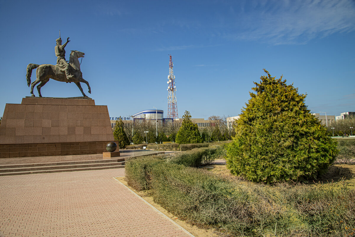 На площади - Анатолий Чикчирный