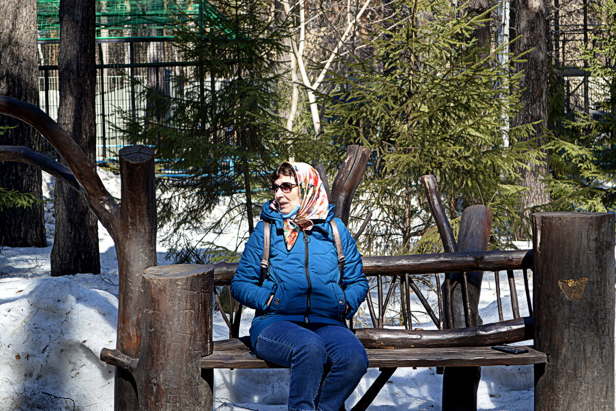 Отдыхаем на аллее в нашем снеговом апреле - Татьяна Лютаева