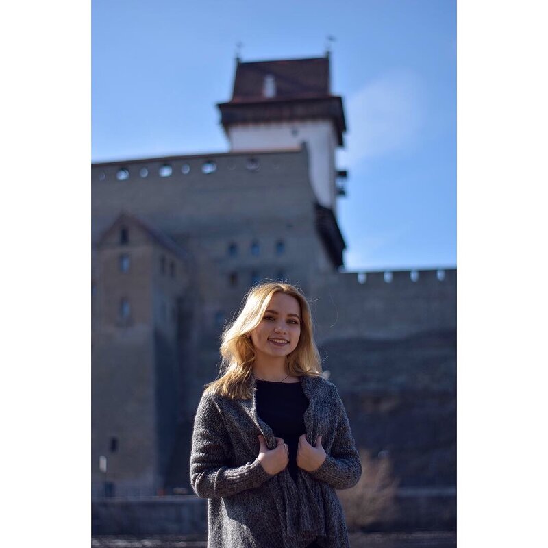 Девушка на фоне Эстонской крепости - Ульяна Гончарова