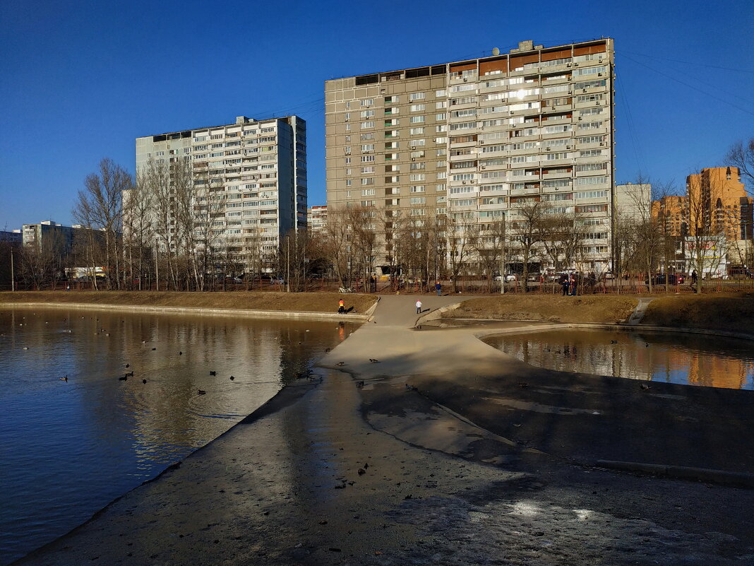 Апрель в городе - Андрей Лукьянов