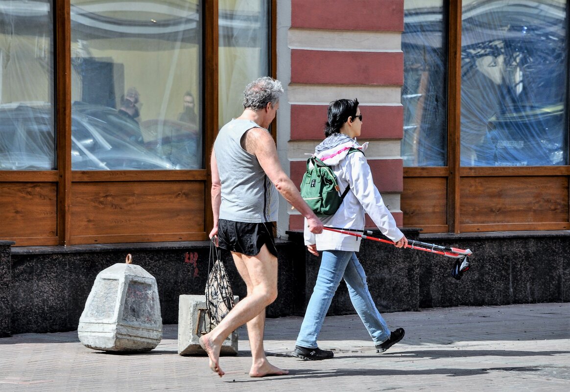 "Пешеходы твои — люди невеликие, каблуками стучат — по делам спешат...." - Анатолий Колосов