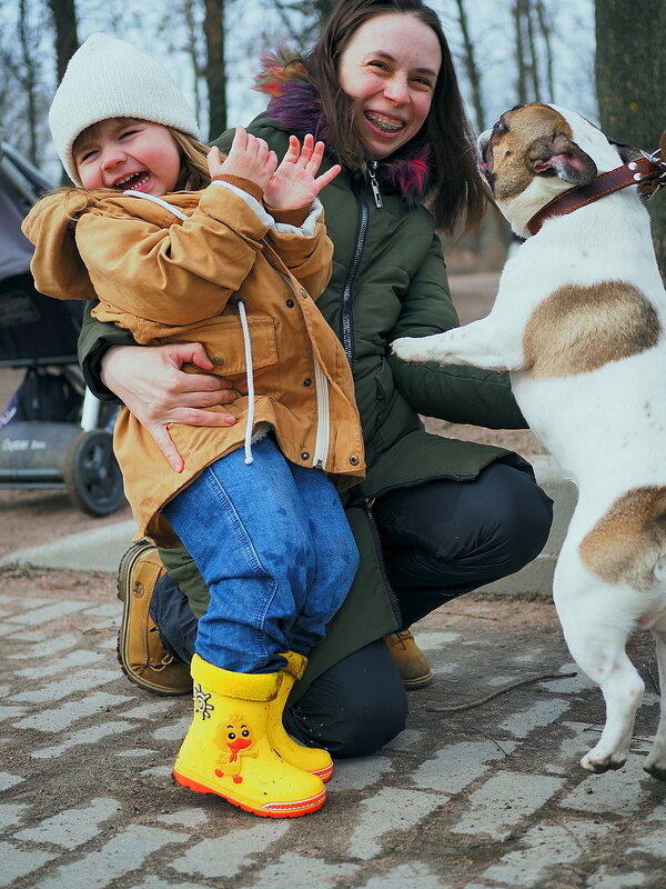 Эмоции мамы с ребенком, встретившие добродушного пса) - Майя Жинкина