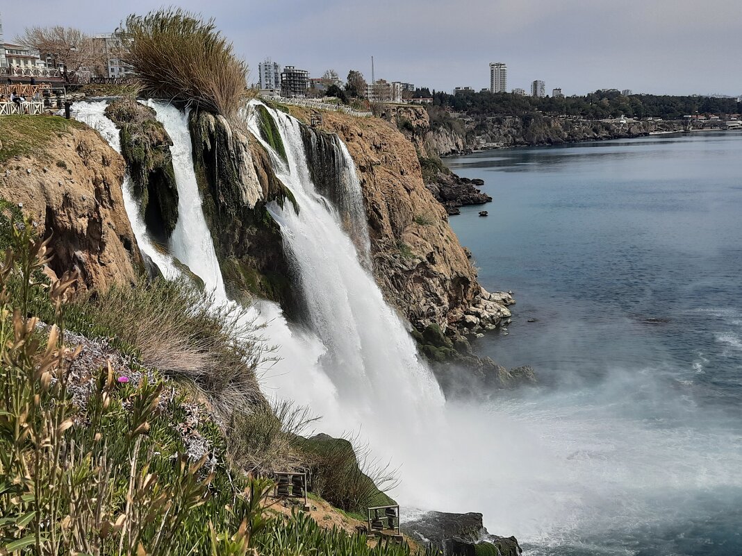 Водопад на берегу Средиземного моря - Виктор 
