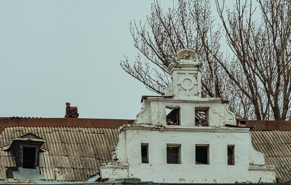 Крыша старинного здания в центре города. - Юрий ЛМ