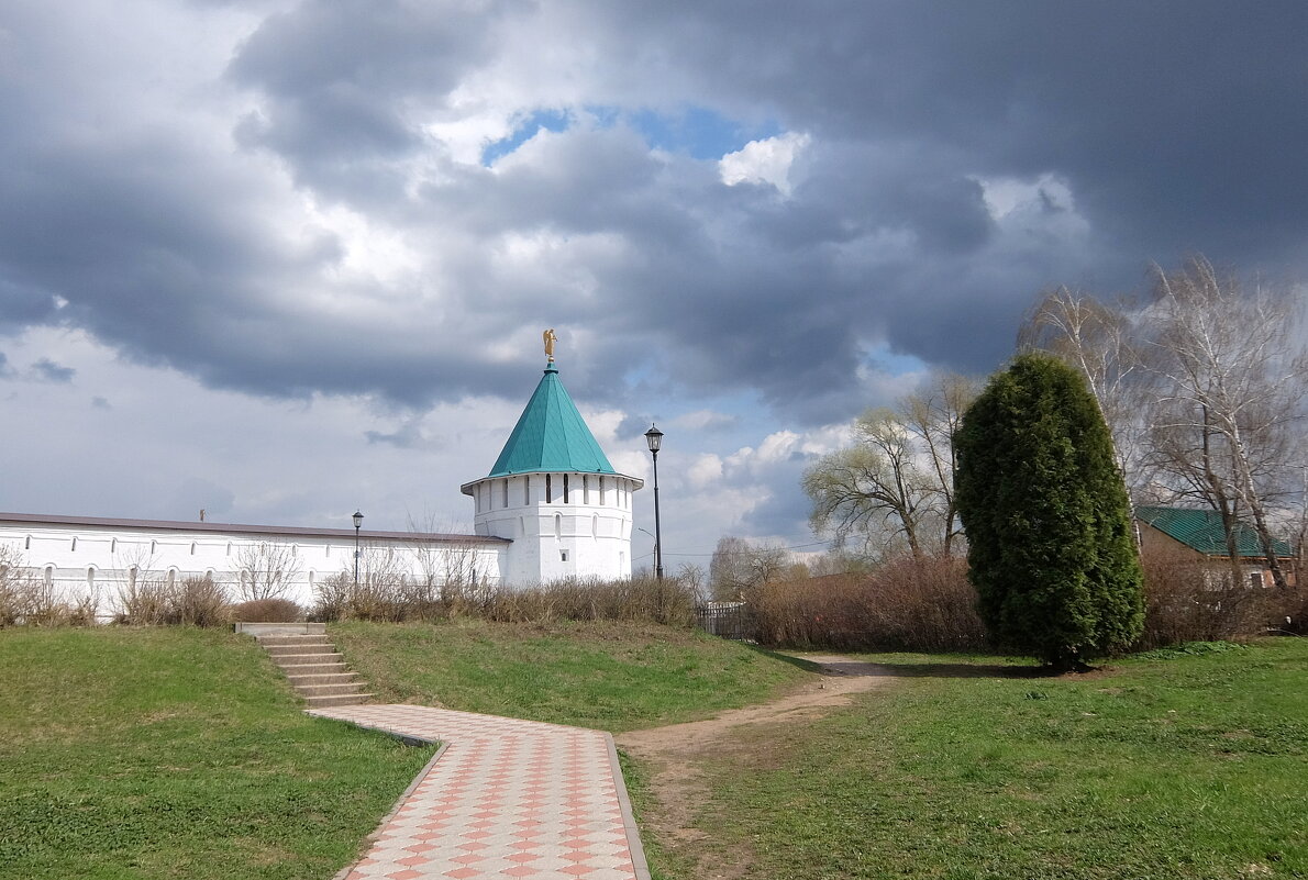 Из серебристого тумана, укутавшего грешный мир, сверкнув огнём над куполами, трубящий ангел воспарил - Люба 