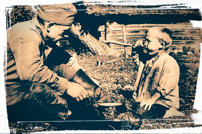 Русский солдат,кормит из своего котелка.литовского мальчика. - Андрей Хлопонин