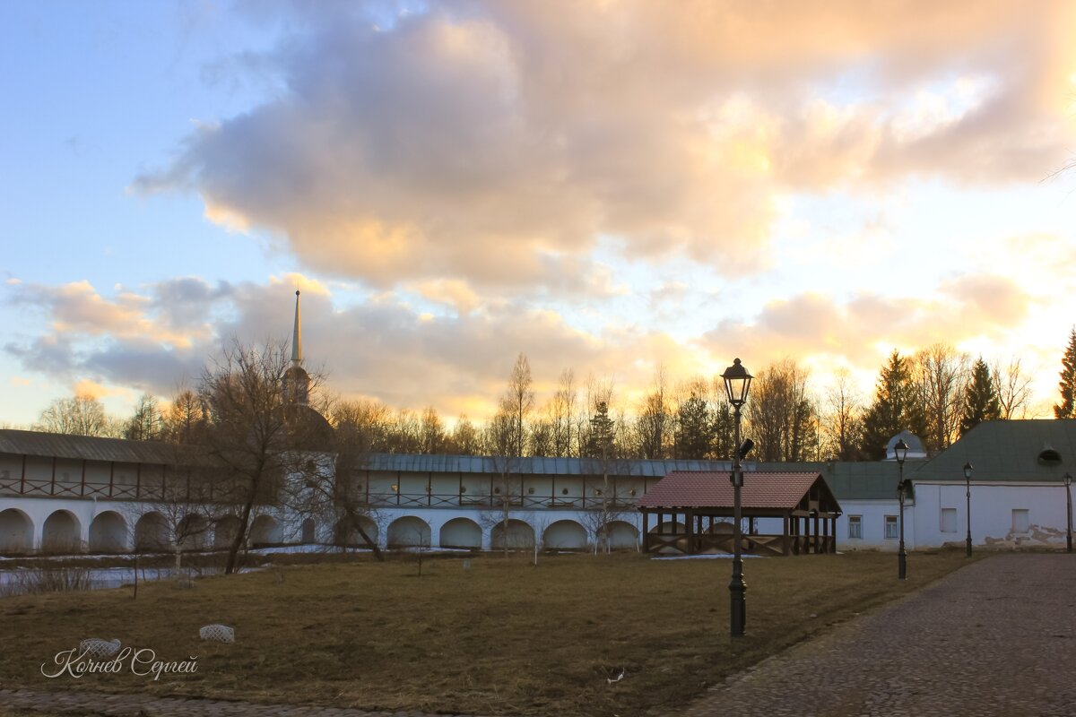 Вечерний двор монастыря - Сергей Кочнев