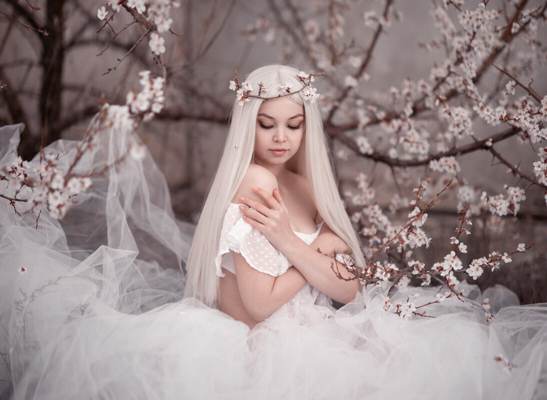 Девушка в цветущей вишне - Алина Аристова