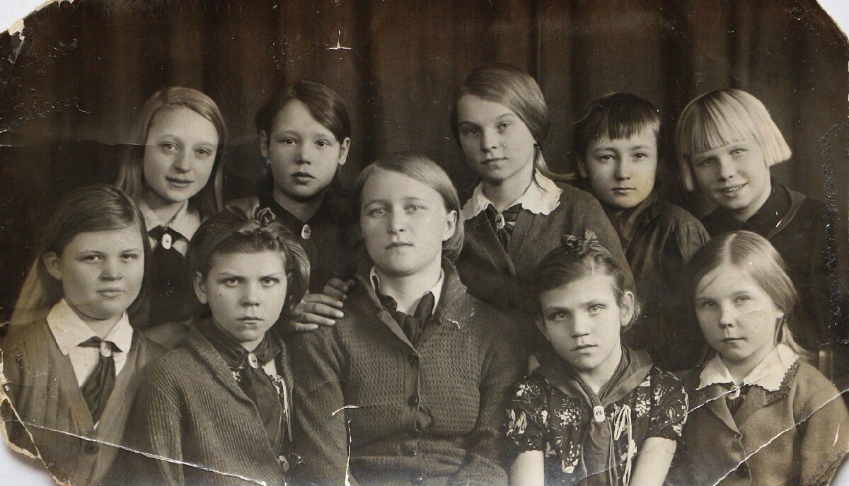 Школьные годы 1938 год. Девочки с учительницей - Надежд@ Шавенкова