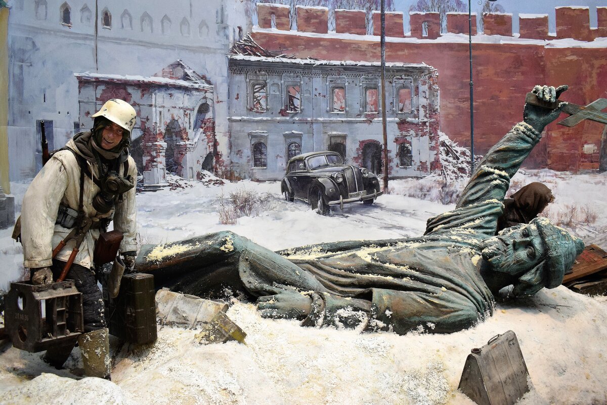 Под стенами новгородского Кремля в 1944 году - Татьяна Помогалова