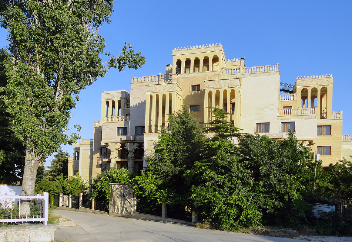 Отель в стиле Ассирийской архитектуры - Vyacheslav Gordeev